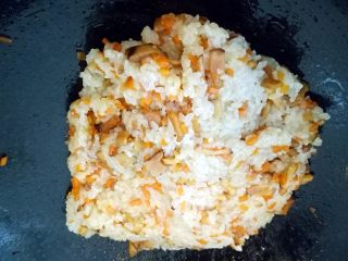 10、豆油皮糯米卷,把煮好的糯米饭和炒好的菜，调拌均匀。