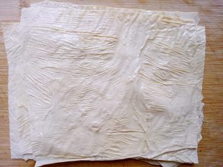 11、豆油皮糯米卷,泡好沥干没有水分的 豆油皮一张切6小张。