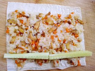 13、豆油皮糯米卷,取一张豆油皮 适量糯米饭 和青瓜条 卷起来（收口处要留白哦，如果由寿司帘会更好操作）