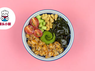5、网红夏威夷波奇饭,在拌饭上铺上海苔片，放入牛油果，码入拌好的三文鱼、裙带菜、腰果、黄瓜丁、圣女果