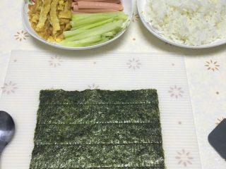 1、简易寿司,准备食材。火腿黄瓜鸡蛋切条。肉松少量备用。米饭煮好放凉。