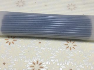 4、简易寿司,用卷帘把它卷起来。卷紧。