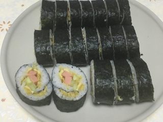 5、简易寿司,用刀切好就OK了。自己爱吃芥末的自己弄酱油调起就可以了。