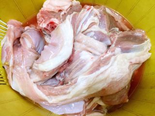 1、原汁原味手抓羊肉,羊肉洗净，泡清水中，换三四次水，去除血水。