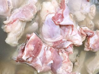 2、原汁原味手抓羊肉,锅内放入半锅水烧开，下羊肉汆一下。