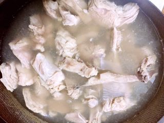 3、原汁原味手抓羊肉,撇去浮沫，羊肉呈乳白色捞起，沥干水分。