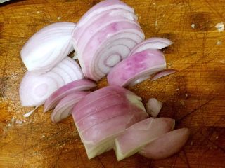4、原汁原味手抓羊肉,洋葱去皮，洗净，切粗条。
