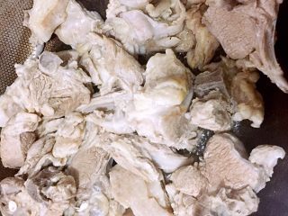 5、原汁原味手抓羊肉,热锅冷油，油烧至八成热时，下羊肉大火翻炒片刻。