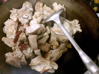 6、原汁原味手抓羊肉,放辣椒干翻炒。