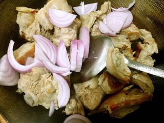 7、原汁原味手抓羊肉,再放洋葱，生姜，炝料酒翻炒片刻。