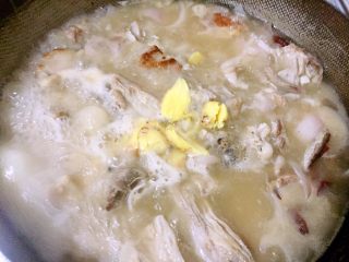 8、原汁原味手抓羊肉,加开水没过羊肉，滴几滴香醋，大火煮15分钟左右。