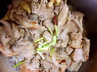 10、原汁原味手抓羊肉,用筷子可以顺利扎进肉里就可以了。大火收汁，放孜然粉，鸡精，葱调味，起锅。