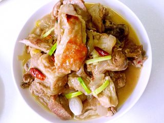 11、原汁原味手抓羊肉,装盘。羊肉软嫩鲜香，一入口满口都是羊肉的香气，没有一点膻味。