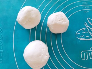 6、汤圆的花样吃法～豆腐汤圆串串,分成三份