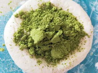 7、汤圆的花样吃法～豆腐汤圆串串,取一份加入抹茶粉