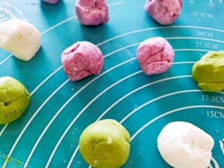 11、汤圆的花样吃法～豆腐汤圆串串,分成10克左右的小面团