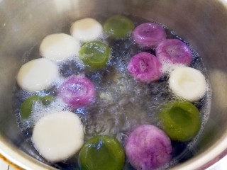 16、汤圆的花样吃法～豆腐汤圆串串,大火烧到汤圆浮起来就可以了