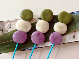 19、汤圆的花样吃法～豆腐汤圆串串,一一做好，放盘子上