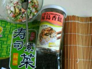 1、日式军舰寿司,准备好所有食材，黄瓜，胡萝卜，紫包菜，苹果生菜，切丁加入沙拉酱拌匀成为果蔬沙拉备用！