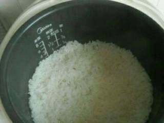 2、日式军舰寿司,米饭提前煮好。