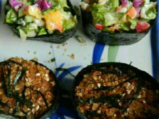 6、日式军舰寿司,然后把蔬果沙拉盖上饭团上面即可，味岛香松直接撒在饭团上面即是另一种口味！