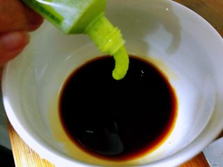 3、清煮文蛤,拿一个小碗儿倒入海鲜酱，加入芥末。