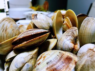 4、清煮文蛤,上桌了，吃的时候，把花蛤的肉拿出来，蘸着调配好的酱料直接吃特别的美味，如果大家感兴趣可以试一下这种方法，主要是保持了原材料本真的味道，健康营养，而且做起来简单方便。