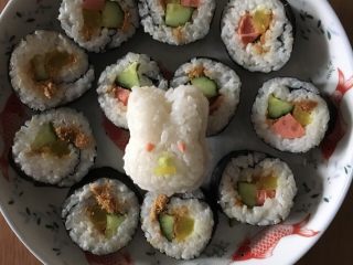 2、简易????寿司????,  装盘即可。多余的饭可以用磨具做成可爱的模样哦～