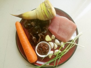 1、鱼香肉丝#,准备好冬笋，泡发好的木耳，胡萝卜，里脊肉，豆瓣酱和葱姜蒜。