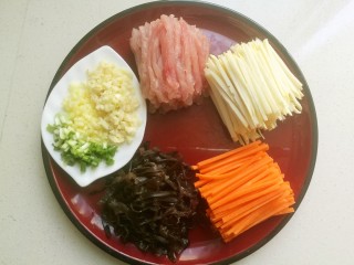2、鱼香肉丝#,冬笋，胡萝卜去皮后切丝，里脊肉和黑木耳切丝，葱姜蒜切未备用。