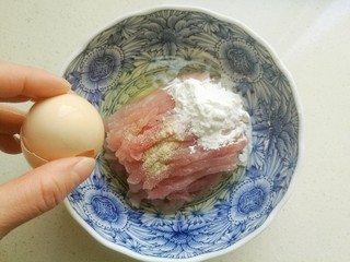 3、鱼香肉丝#,将切好的里脊肉放入碗中，加入少许盐，少许胡椒粉，一勺料酒，一勺淀粉和一个蛋清。