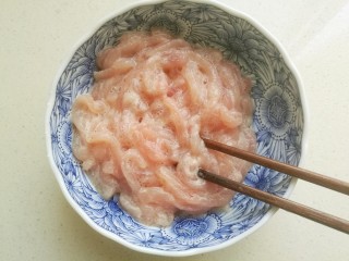 4、鱼香肉丝#,用筷子顺时针充分搅匀后腌制二十分钟。