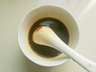 5、鱼香肉丝#,取一只碗，放入4勺生抽，几滴老抽，3勺白糖，一勺醋，一勺蚝油，适量淀粉加入搅匀，兑成调味汁。