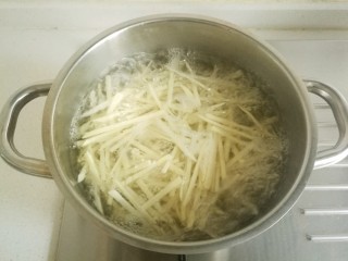 7、鱼香肉丝#,水开后放入笋丝略煮一下。