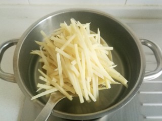 8、鱼香肉丝#,然后捞出控水备用。