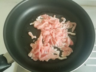 9、鱼香肉丝#,锅中放油烧热，倒入里脊肉。