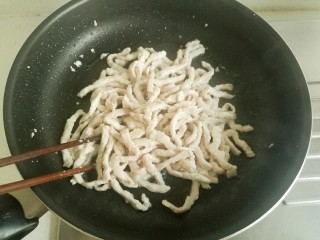 10、鱼香肉丝#,用筷子翻炒，等肉丝变白后盛出备用。