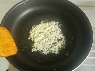 11、鱼香肉丝#,锅中放油，放入蒜未，姜未炒香。