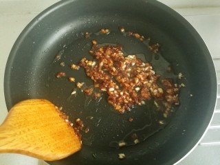 12、鱼香肉丝#,放入豆瓣酱炒出红油。