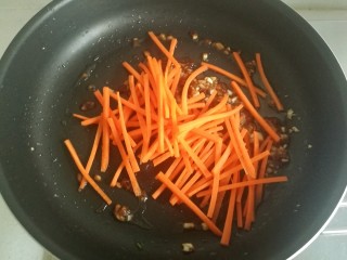 13、鱼香肉丝#,放入胡萝卜丝。