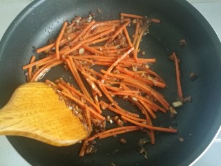 14、鱼香肉丝#,用锅铲翻炒。