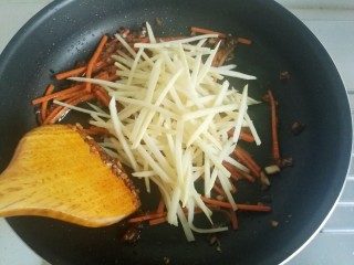 15、鱼香肉丝#,放入焯过水的笋丝。