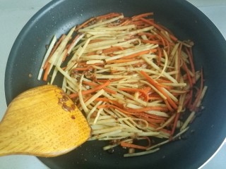 16、鱼香肉丝#,翻炒均匀。