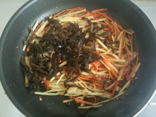 17、鱼香肉丝#,放入黑木耳丝。