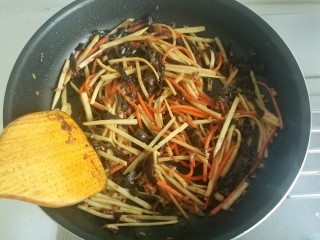 18、鱼香肉丝#,继续翻炒。