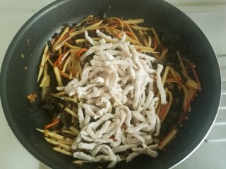 19、鱼香肉丝#,最后放入肉丝一起翻炒。