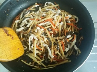 20、鱼香肉丝#,把各种材料翻炒均匀。