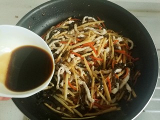 21、鱼香肉丝#,倒入调制好的料汁。