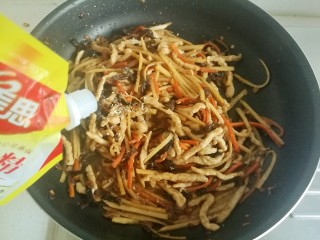 23、鱼香肉丝#,等到汤汁稍微变粘稠时，加入少许鸡精迅速翻炒。