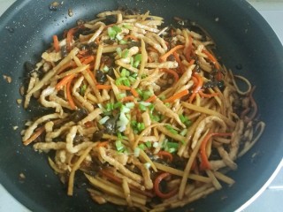 24、鱼香肉丝#,最后洒上葱末即可出锅。